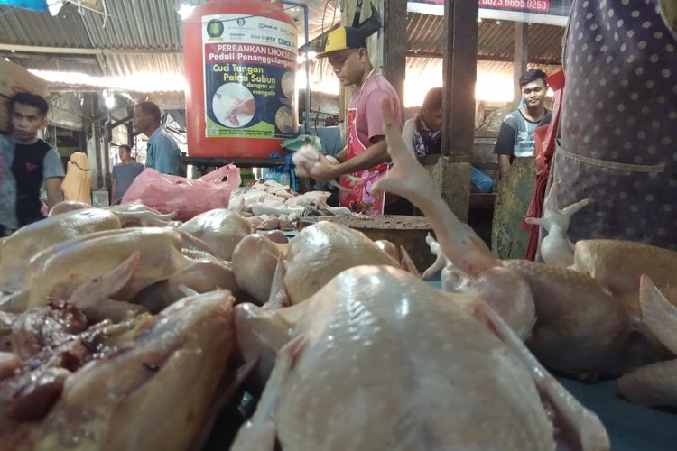 Pedagang di Pasar Inpres, Kota Lhokseumawe, Jumat (25/3/2022). Harga ayam broiler mencapai Rp 23.000 per kilogra, dari sebelumnya Rp 18.000 per kilogram
