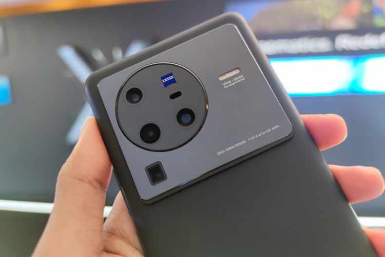 Kamera belakang Vivo X80 Pro menggunakan lensa buatan Zeiss.