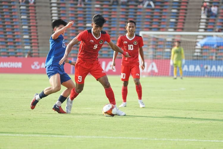 Striker timnas U22 Indonesia, Ramadhan Sananta, ketika berduel dengan pemain Filipina dalam laga fase Grup A SEA Games 2023 di Stadion Nasional Morodok Techo pada Sabtu (29/4/2023). Terkini, Indonesia bakal melawan Timor Leste dalam matchday ketiga penyisihan Grup A SEA Games 2023. Laga timnas U22 Indonesia vs Timor Leste bergulir di Stadion Nasional Olimpiade, Phnom Penh, Kamboja, pada Minggu (7/5/2023) sore WIB. Artikel ini berusi susunan pemain Indonesia vs Timor Leste.