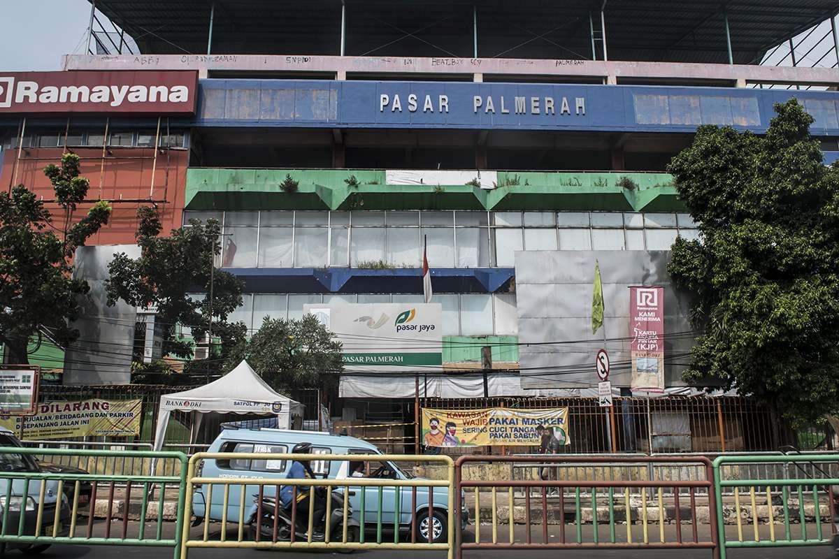 Kendaraan melintas di depan Pasar Palmerah, Jakarta, Jumat (26/6/2020). Pengelola Pasar Palmerah menutup sementara pasar tersebut dari Kamis (25/6) hingga Sabtu (27/6) menyusul sembilan orang pedagang terkonfirmasi positif COVID-19 dalam tes usap yang dilakukan sebelumnya.