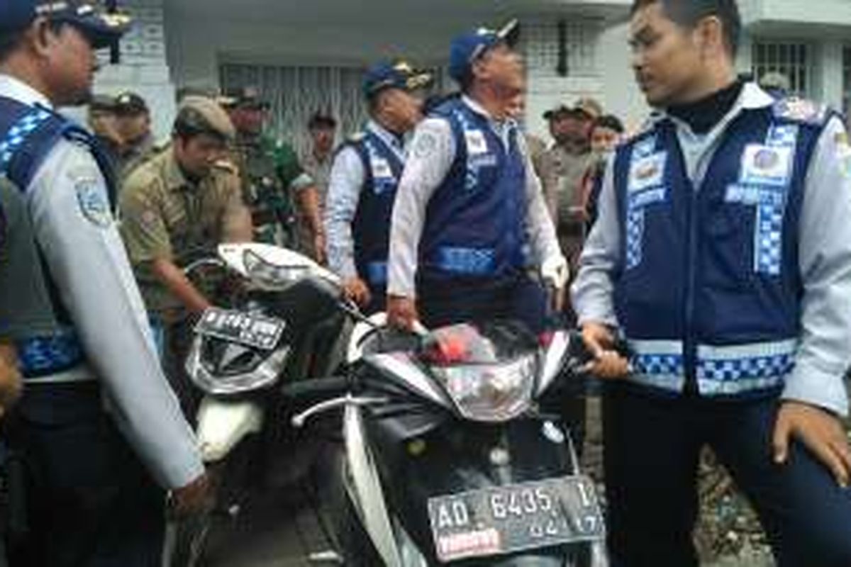 Petugas gabungan mengamanankan sepeda motor yang diparkir tidak pada tempatnya di Kawasan Kota Tua, Tamansari, Jakarta Barat, Rabu (24/8/2016).