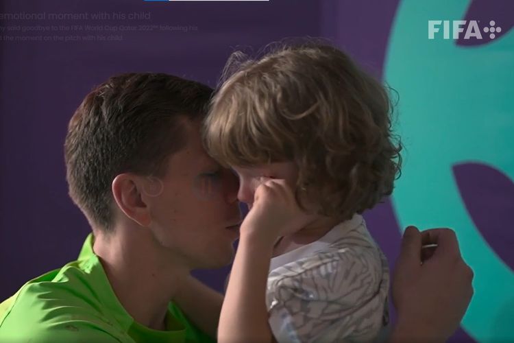 Kiper Polandia Wojciech Szczesny menenangkan anaknya yang sedih setelah kalah dari Perancis dengan skor 3-1 di babak 16 besar Piala Dunia 2022 di Qatar, Minggu (4/12/2022).