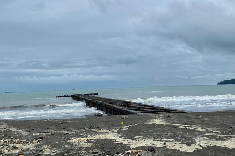 Ombak tinggi yang menabrak pemecah ombak di Pantai Teluk Penyu. 