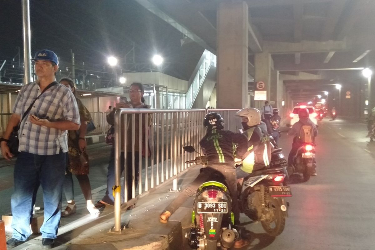 Ojek online menunggu penumpang di dekat stasiun MRT Lebak Bulus, Kamis (29/8/2019)