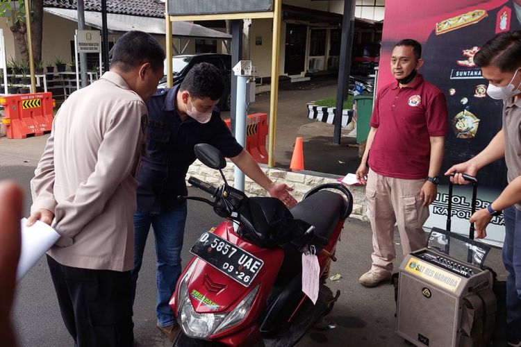 Polisi sita sepeda motor matik yang digunakan pelaku untuk melaksankaan aksi penusukan di Cimahi.