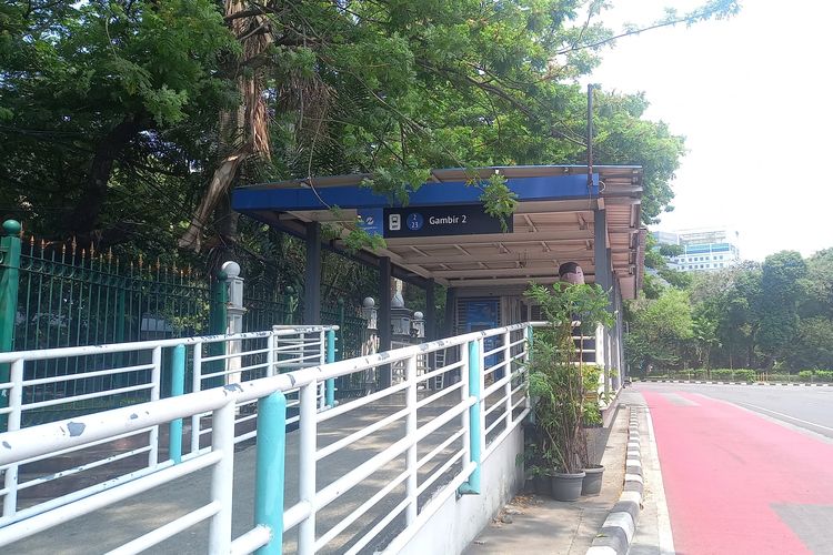 Halte Gambir 2 adalah salah satu halte TransJakarta terdekat dari Stasiun Gambir, Rabu (9/10/2024)