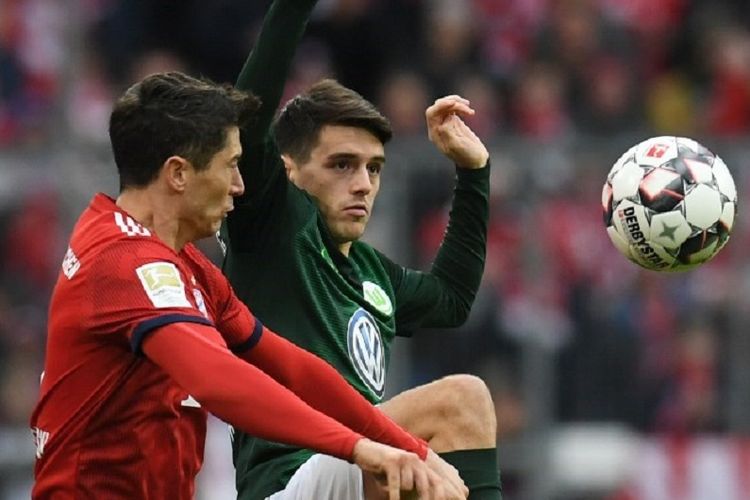 Robert Lewandowski dan Josip Brekalo mencoba mengejar bola pada pertandingan Bayern Muenchen vs Wolfsburg pada lanjutan Liga Jerman di Allianz Arena, 9 Maret 2019. 