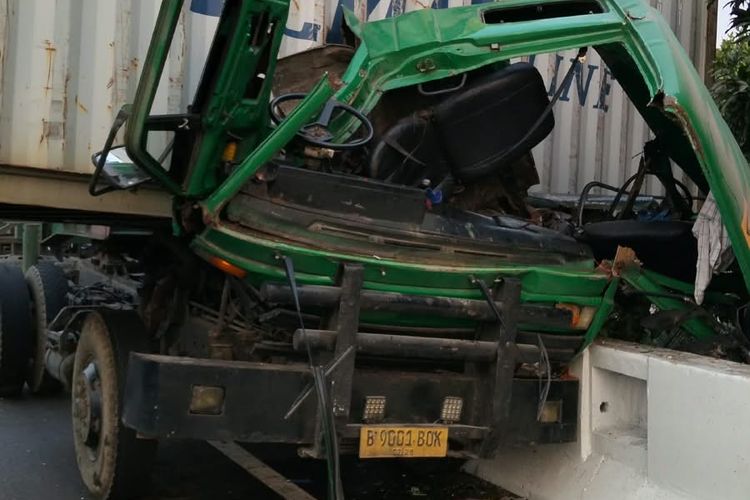 2 Truk Kecelakaan di Tol Wiyoto Wiyono Arah Ancol Jakut, Peti Kemas Melintang