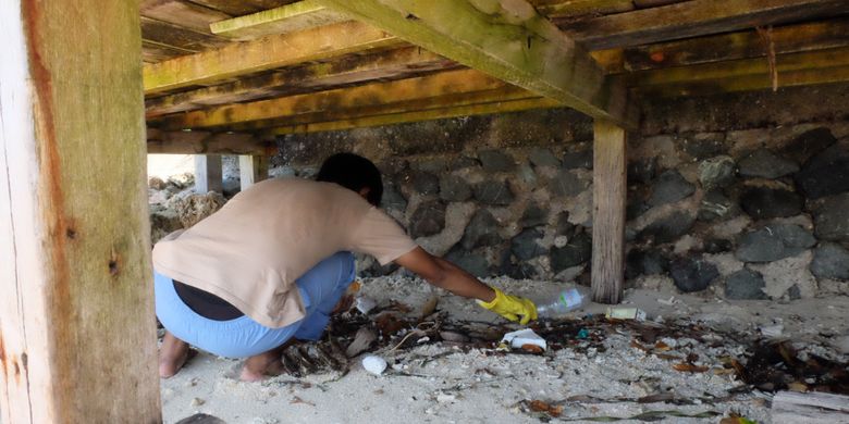 Tim dari Seangle, Divers Clean Action, dna KFC Indonesia kerja bakti membersihkan bagian Pantai Tanjung Karang, Sulawesi Tengah.