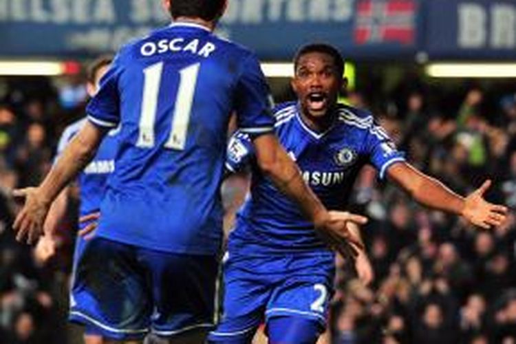 Penyerang Chelsea, Samuel Etoó, merayakan gol bersama rekan setimnya, Oscar, saat menghadapi Liverpool dalam laga lanjutan Premier League, di Stadion Stamford Bridge, London, Minggu (29/12/2013).
