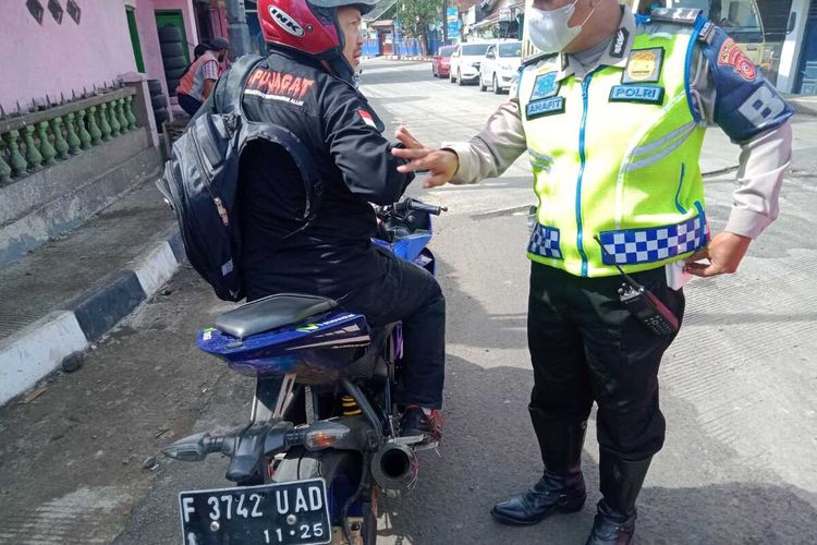 Polisi melakukan penindakan sekaligus sosialisasi terhadap pengendara kendaraan motor yang menggunakan knalpot brong.