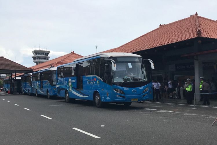 Bus yang melayani penumpang internasional, saat antisipasi Erupsi Gunung Agung di Bandara I Gusti Ngurahrai Bali, Senin, (27/11/2017).