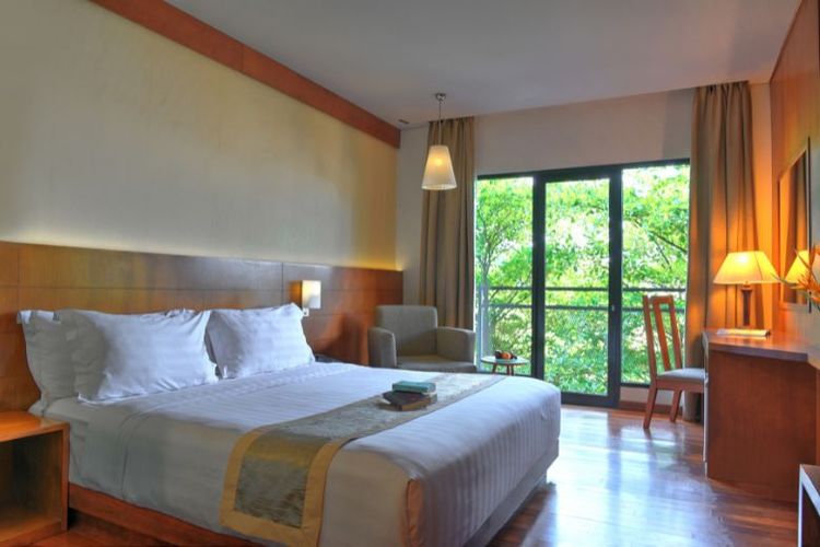 Salah satu kamar hotel di Oak Tree Emerald Hotel Semarang. 