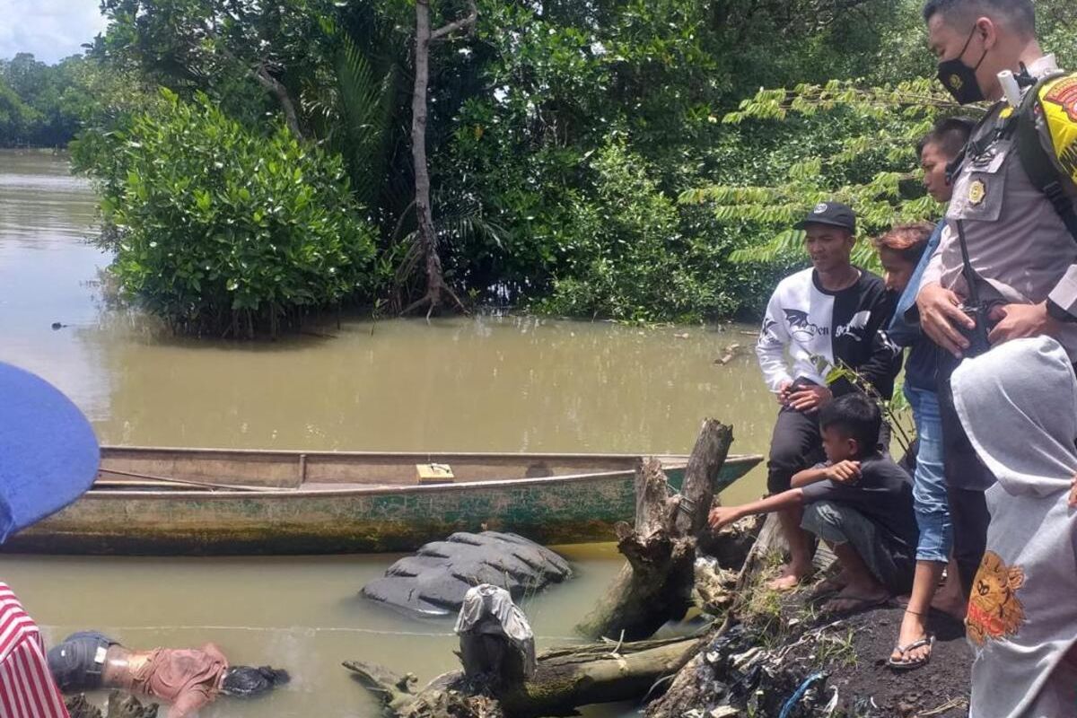 Warga Kota Makassar digegerkan dengan penemuan sosok mayat perempuan mengapung di Sungai Tallo, dekat kampung somel Jl Sinassara, Kelurahan Kalukubodoa, Kecamatan Tallo, Selasa (28/2/2023) siang.