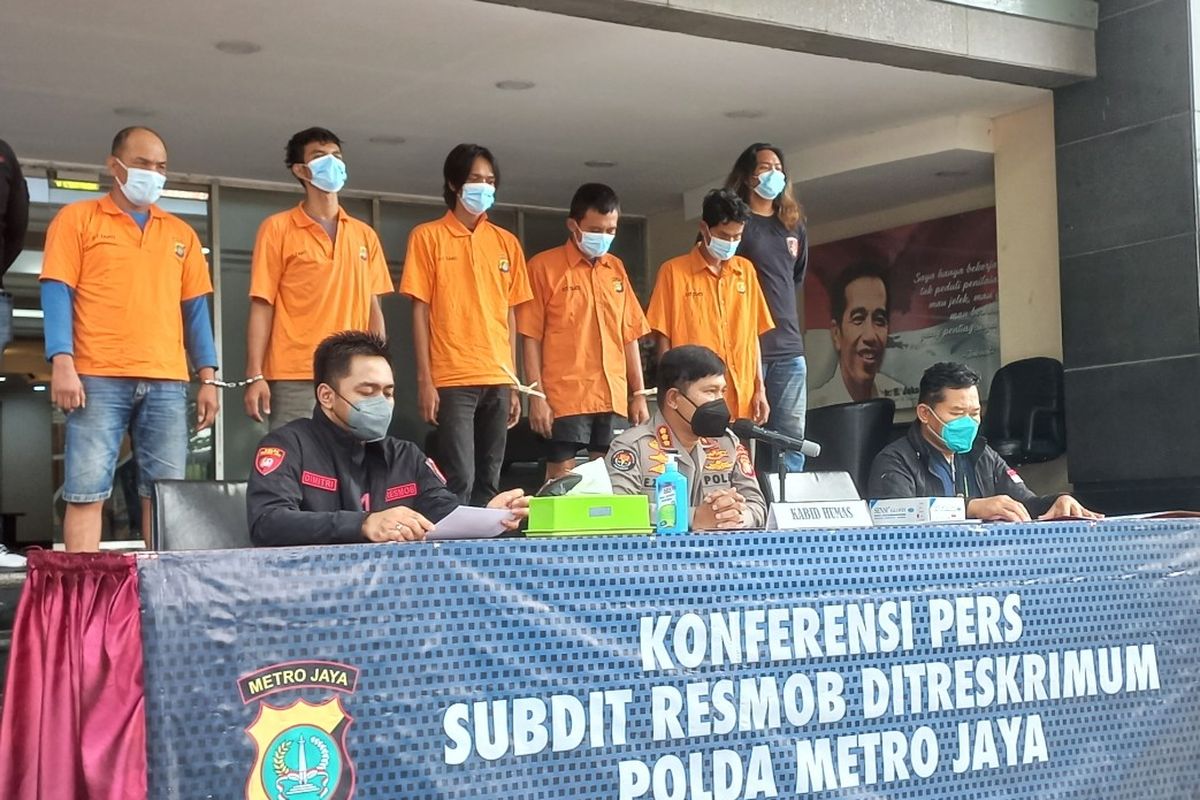 Polda Metro Jaya menampilkan lima perampok ruko elektronik yang sekap korbannya di Depok, Jawa Barat, Jumat (4/3/2022). 