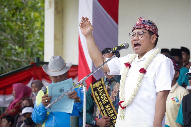 Wakil Ketua Dewan Perwakilan Rakyat (DPR) RI Koordinator Bidang Kesejahteraan Rakyat Abdul Muhaimin Iskandar saat menghadiri Festival Karapan Sapi di Stadion RP Moh Noer Bancaran, Kabupaten Bangkalan, Pulau Madura, Jawa Timur, Minggu (26/2/2023).