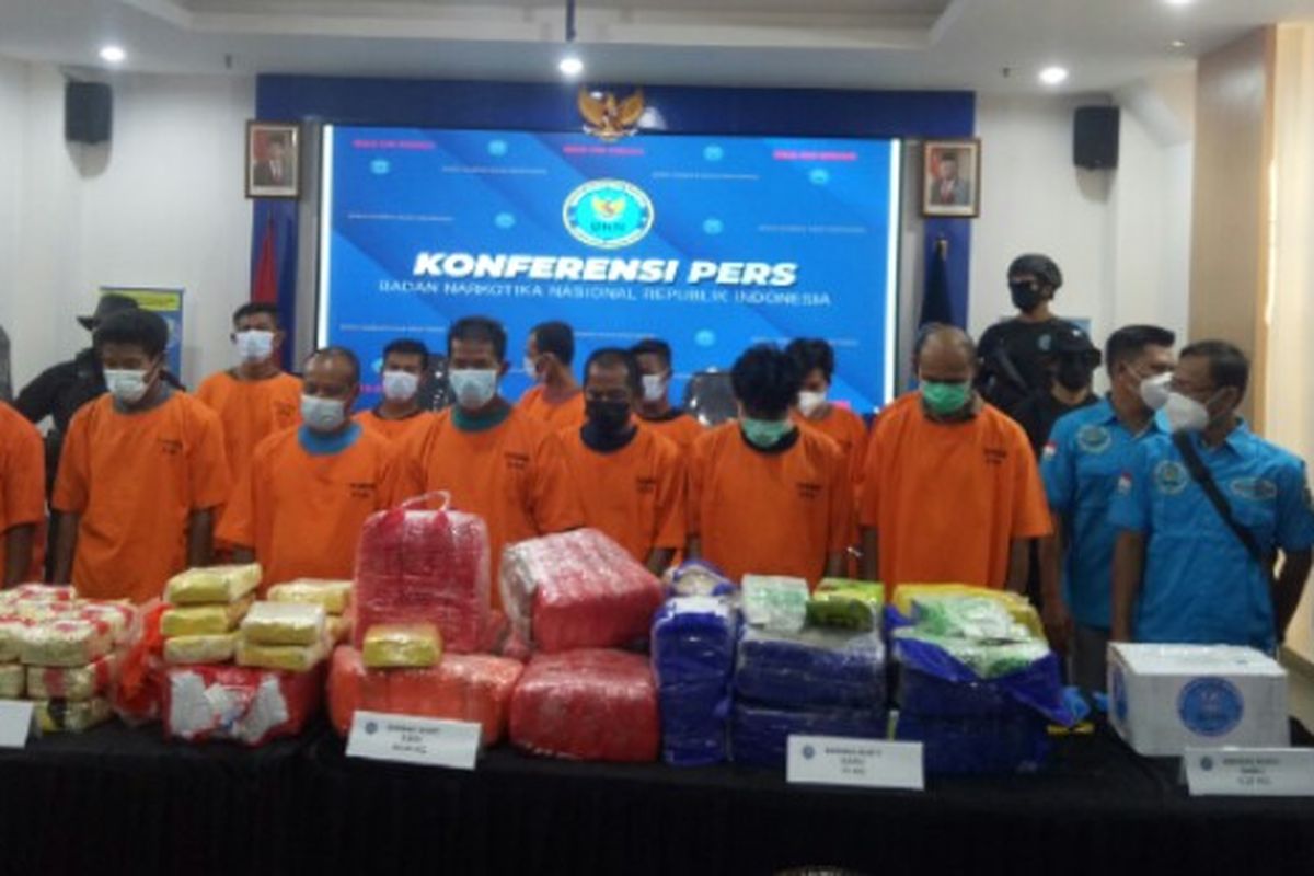Badan Narkotika Nasional (BNN) RI menangkap 13 pengedar narkotika jenis sabu dan ekstasi dari berbagai jaringan di lima lokasi yang tersebar di Indonesia sejak Maret hinga April 2021.