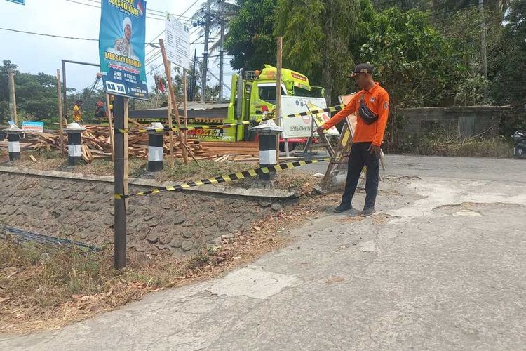 Pengendara motor terperosok ke dalam selokan di Jalan Daendels pada wilayah Dusun Karang Anyar, Kalurahan Karangwuni, Kapanewon Wates, Kabupaten Kulon Progo, Daerah Istimewa Yogyakarta. Korban merupakan lansia 90 tahun.