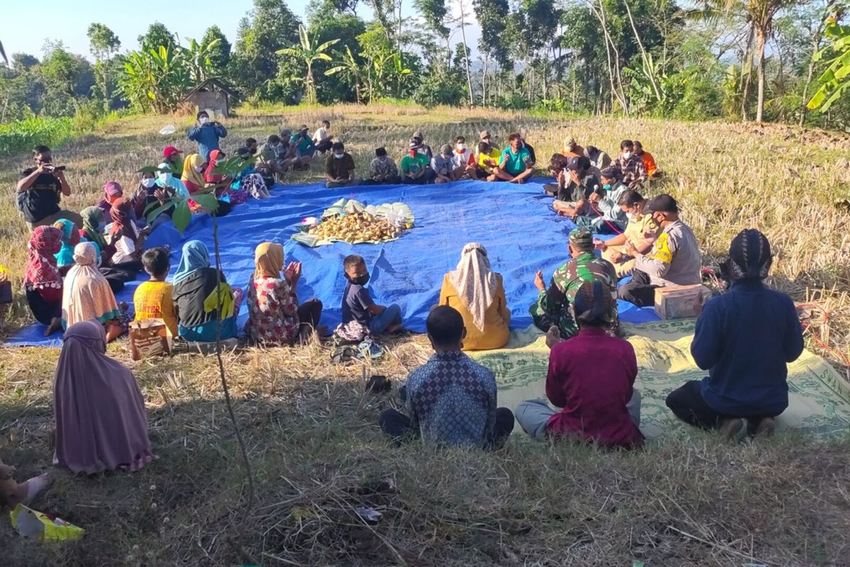 Para petani menggelar doa syukur atas panen padi di Pedukuhan Sabrang, Kalurahan Giripurwo, Kapanewon Girimulyo, Kabupaten Kulon Progo, Daerah Istimewa Yogyakarta. Setelah itu, mereka makan bersama (kembul) dengan menu ketupat dan tahu atau tempe bacem. Tak hanya antar mereka, panganan itu juga dimakan ternak yang mereka bawa.