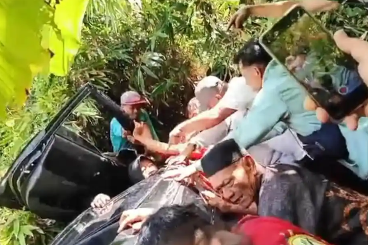 Minibus wisatawan asal Jombang terjun ke jurang 30 meter di Trenggalek, seluruh penumpang selamat setelah ikuti Google Maps. 