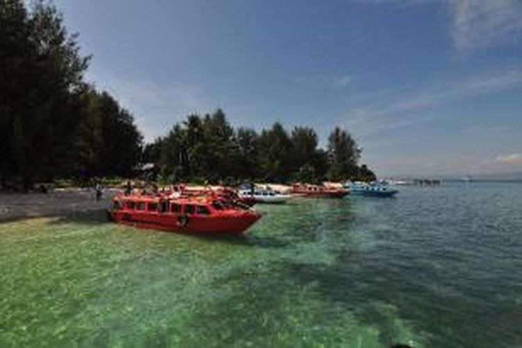 Kapal bersandar di Pulau Dodola, Morotai, Maluku Utara, Jumat (14/9/2012). Pulau Dodola merupakan salah satu objek wisata di Morotai yang sedang dikembangkan oleh pemerintah daerah. 