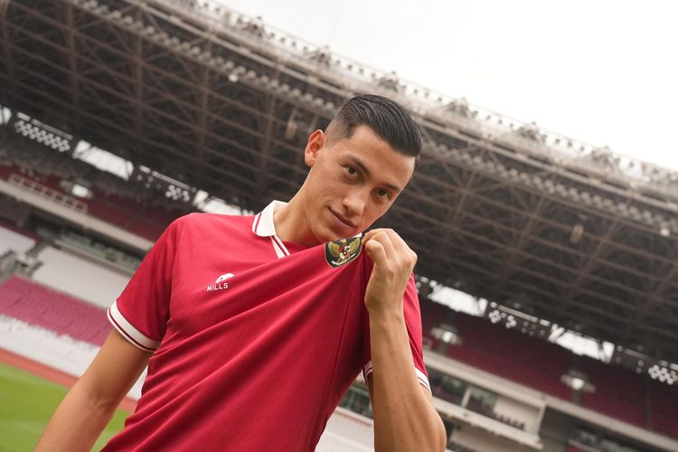 Jay Idzes yang baru rampung menjalani proses naturalisasi mengenakan jersey timnas Indonesia dan mengunjungi Stadion Utama Gelora Bung Karno (SUGBK) pada Jumat (29/12/2023).