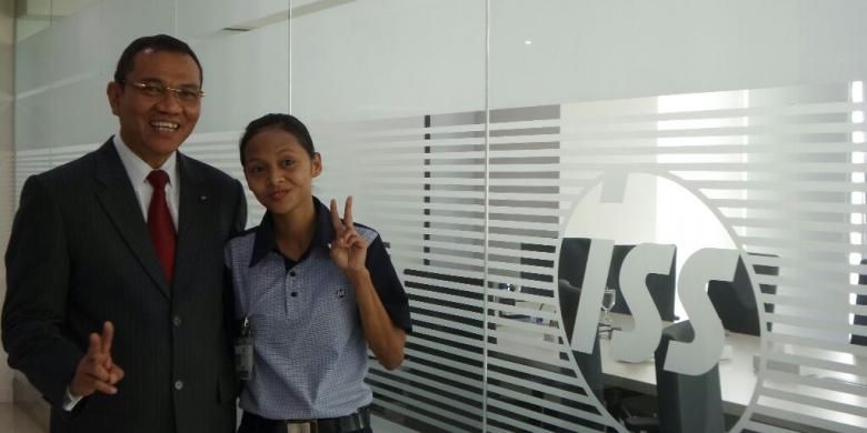 President Director & CEO ISS Indonesia Elisa Lumbantoruan dan pegawainya, Karlina yang bertugas sebagai cleaning service, Rabu (11/5/2016). 