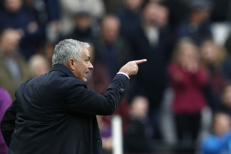 Pelatih Tottenham Hotspur Jose Mourinho memberi petunjuk setelah pemain Tottenham Lucas Moura mencetak gol kedua timnya dalam pertandingan Liga Primer Inggris antara West Ham United vs Tottenham Hotspur di The London Stadium, di London timur pada 23 November 2019.