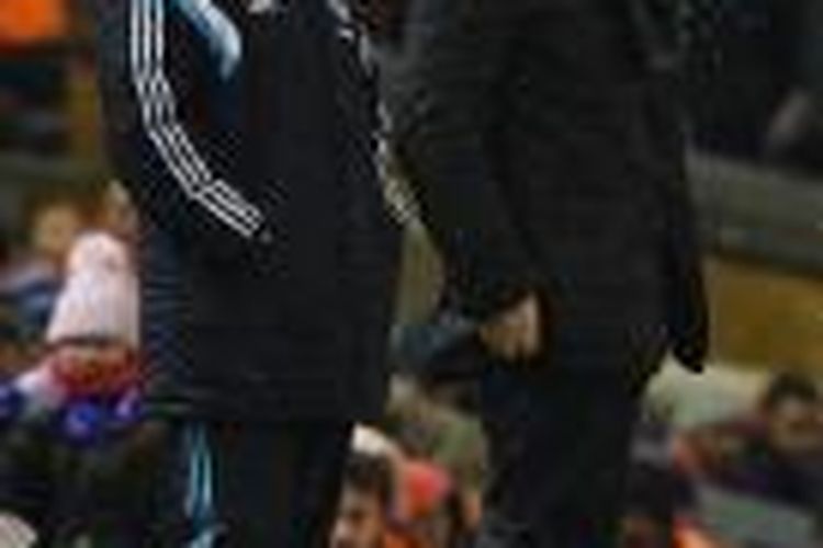 Pelatih Chelsea Jose Mourinho (kiri) dan pelatih Liverpool Brendan Rodgers (kanan), menyaksikan anak-anak didik mereka saling berhadapan, pada pertandingan leg pertama semifinal Piala Liga, di Anfield, Liverpool, Selasa (20/1/2015), yang berakhir 1-1.