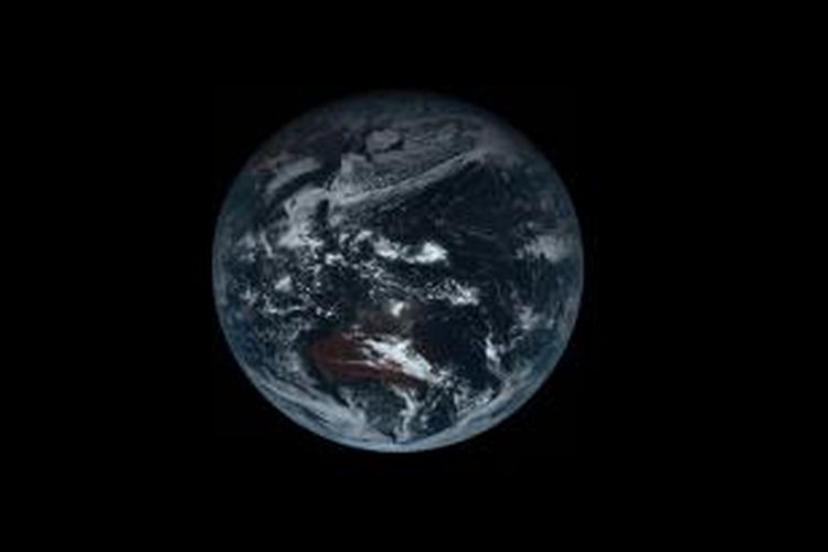 Wajah Bumi dari luar angkasa seperti diambil satelit Himawari 8 milik Jepang. Bumi tampak lebih abu-abu. 