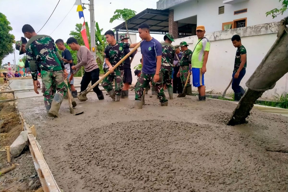 TNI lewat program TNI Manunggal Membangun Desa membangun jalan sepanjang 5 kilometer yang menghubungkan Desa Kosambi dengan desa-desa sekitarnya. 