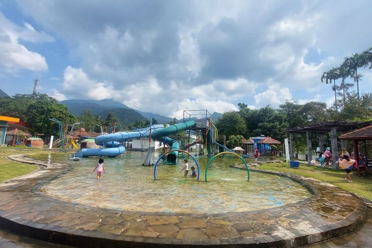 Obyek wisata Muncul Water Park menjadi salah satu wahana permainan air yang dikelola Pemkab Semarang