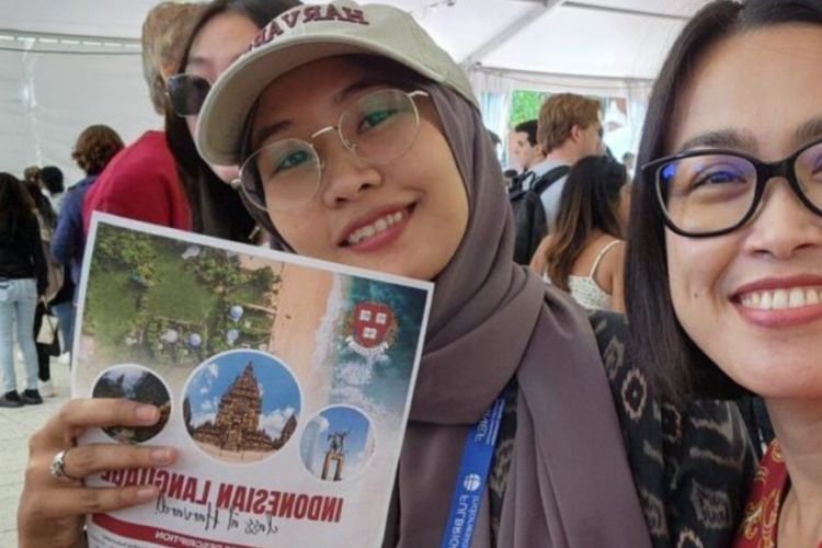 Ivanna Zakiyah (kiri) pengajar Bahasa Indonesia di Harvard University. 