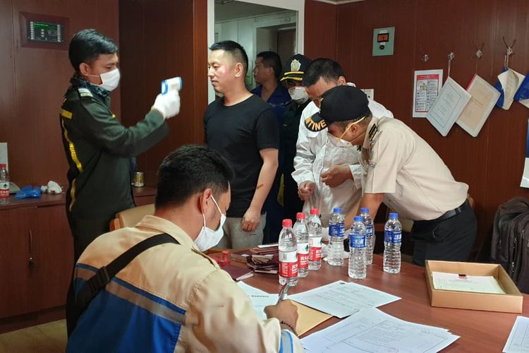 Pemeriksaan ABK asal China saat kapalnya sedang bongkar muat di perairan Kalimantan Timur.