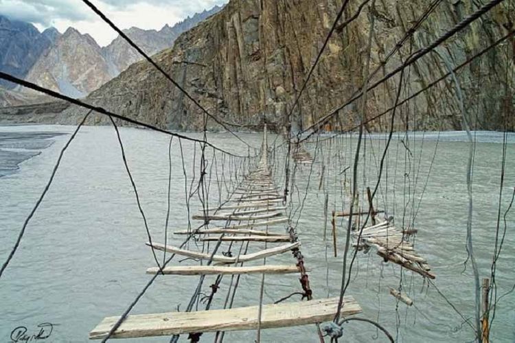 Jembatan Gantung Hussaini, Pakistan.