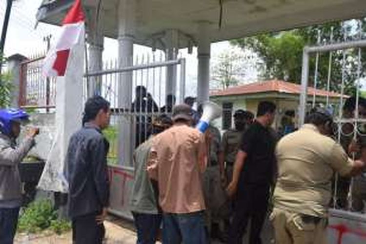 LSM Samurai Katobengke berunjuk rasa di depanKantor DPRD Kota Baubau, Sulawesi Tenggara. LSM mendesak DPRD agar tempat hiburan malam segera ditutup