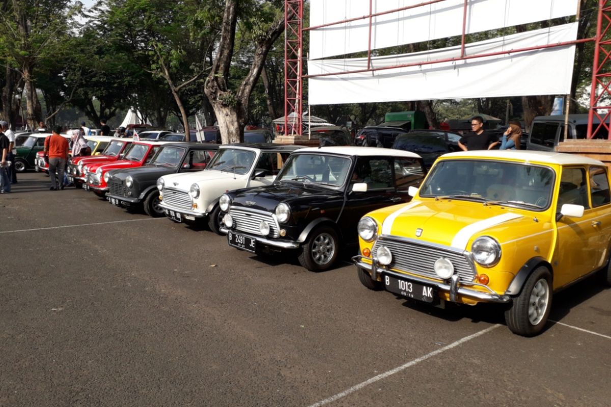 Deretan mobil Mini Cooper dari berbagai jenis yang berkumpul untuk merayakan hari jadi ke-25 Jakarta Morris Club (JMC) di Taman Mini Indonesia Indah, Jakarta Timur, Minggu (16/9/2018) pagi.
