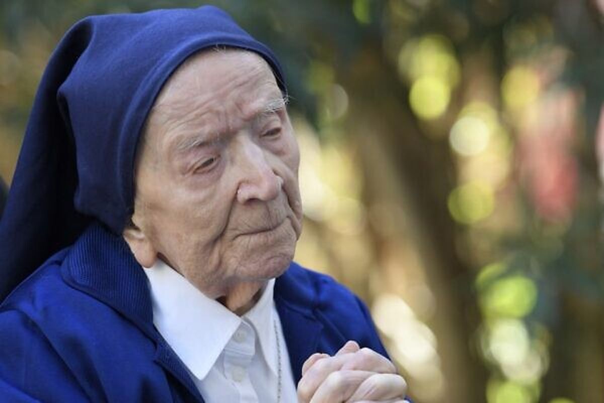 Sister Andre (Lucile Randon), manusia tertua di Eropa dinyatakan sembuh dari infeksi Covid-19 beberapa hari menjelang ulang tahun ke 117.  