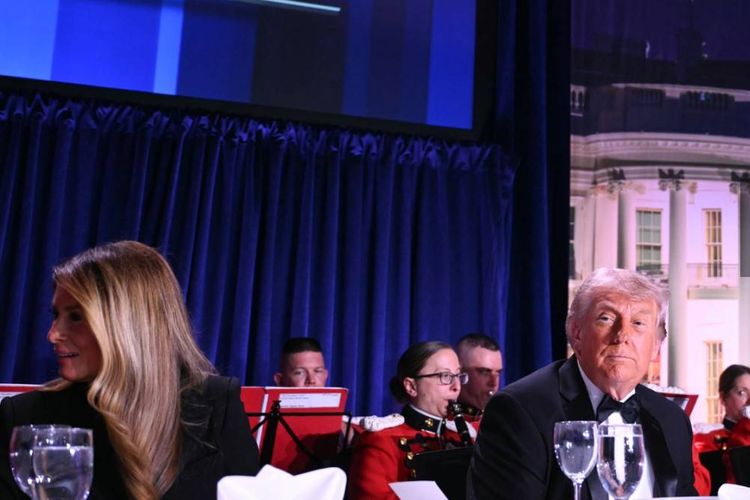 Ibu Negara AS Melania Trump, Presiden AS Donald Trump, dan koresponden senior Gedung Putih CBS News Weijia Jiang menghadiri makan malam Koresponden Gedung Putih di Washington Hilton di Washington, DC, pada 25 April 2026.