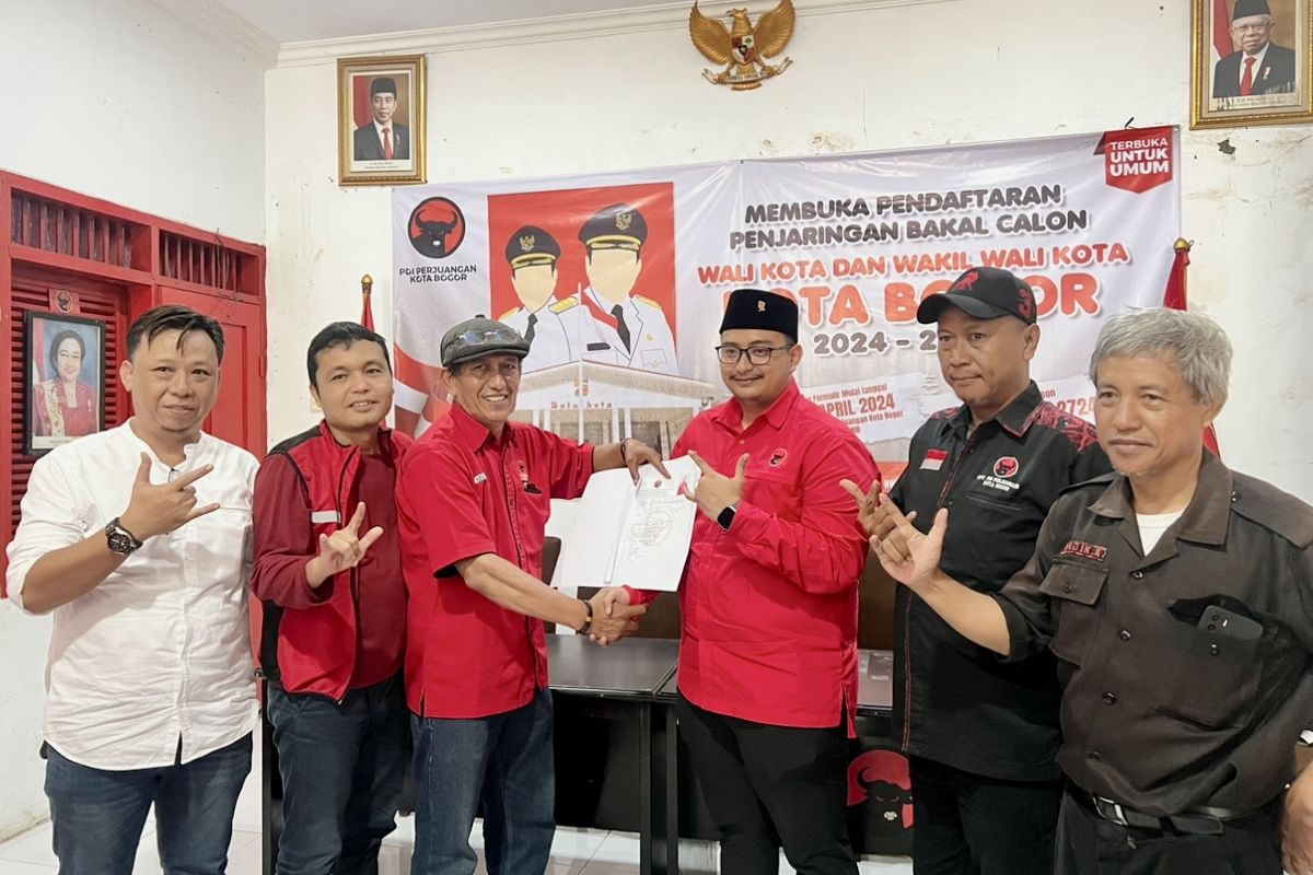 Staf Khusus Bupati Kediri Bidang Politik, Hukum, dan Pemerintahan, Andrian Dimas Prakoso resmi mendaftarkan diri ke DPC PDI-P Kota Bogor untuk maju menjadi Bakal Calon (Balon) Wali Kota Bogor, pada Jumat (19/4/2024).