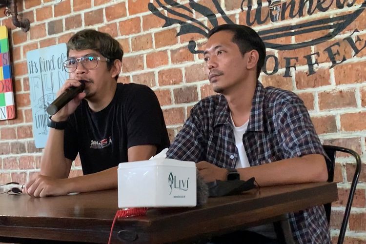 Manajer Indra Bekti, Roy (kiri) dan Cipta, adik Indra Bekti (kanan) mengungkapkan kondisi Indra Bekti saat ditemui di kawasan Cikini, Jakarta Pusat, Senin (23/1/2023). 