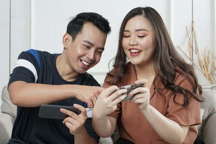 Pasangan mendadak romantis, sibuk dengan ponsel, atau punya banyak alasan? Bisa jadi itu red flag perselingkuhan. Simak penjelasan pakar.