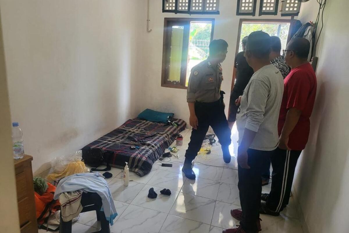 Tim Inafis Satreskrim Polres Bogor dan Unit Reskrim Polsek Gunung Putri sedang melakukan olah tempat kejadian perkara (TKP) penemuan mayat pria di Kecamatan Gunung Putri, Kabupaten Bogor, Jawa Barat, Selasa (16/1/2024).