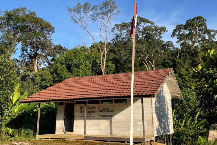 SDK Ambatunin Kalsel Tanpa Listrik dan Perpustakaan, Guru Rela Menginap karena Akses Sulit