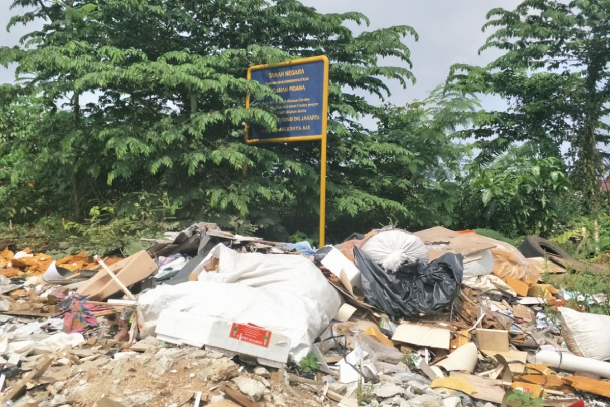 Lahan kosong milik pemerintah di RT 014 RW 004 Kelurahan Cilandak Barat, Lebak Bulus, Jakarta Selatan, Jumat (16/6/2018).