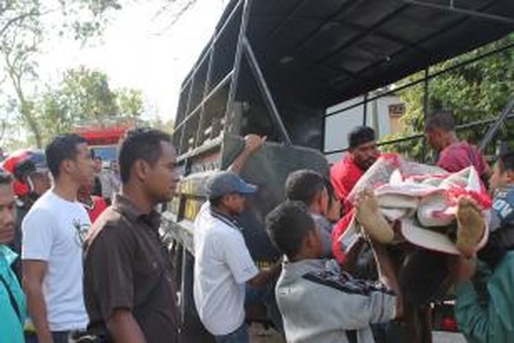 Jenasah Yeremias Wunga Pata (27) seorang pedagang pinang, asal Pasar Baru Kefamenanu, Kabupaten Timor Tengah Utara (TTU), Nusa Tenggara Timur Saat dievakuasi polisi dan warga