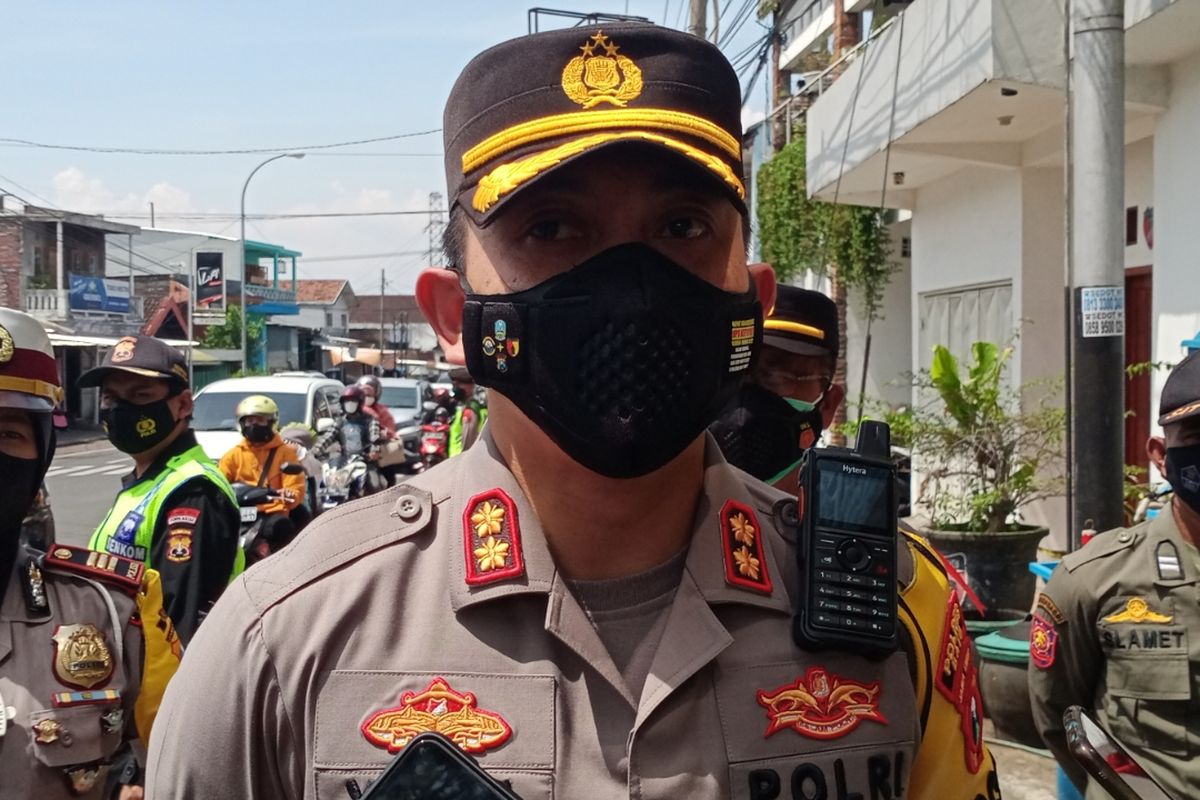 Kapolres Batu AKBP I Nyoman Yogi Hermawan saat diwawancarai awak media di simpang tiga Pendem, Kota Batu, Jawa Timur pada Rabu (4/5/2022).  