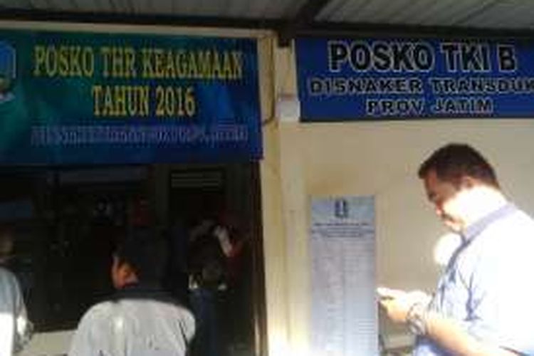 Posko Satuan Tugas Tunjangan Hari Raya di kantor Dinas Tenaga Kerja, Transmigrasi, dan Kependudukan Jawa Timur di Surabaya.