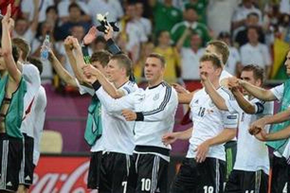 Para pemain Jerman lega setelah melewati penyisihan Grup B dengan kemenangan di semua laga. Para pemain Jerman langsung memberi salam kepada suporter, setelah mereka mengalahkan Denmark di partai terakhir Grup B, Minggu atau Senin (18/6/2012) dini hari WIB.