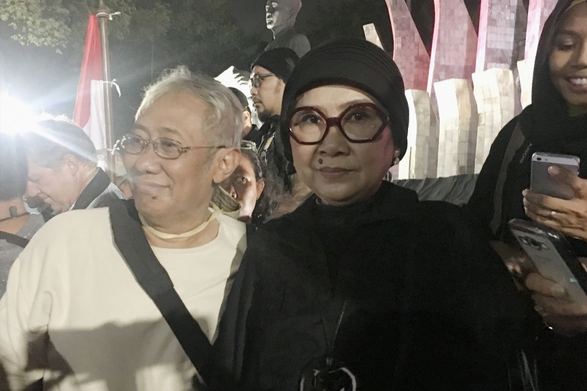 Kakak Angkat dari Gubernur DKI Jakarta non-aktif Basuki Tjahja Purnama atau Ahok yang divonis dua tahun karena kasus penodaan agama, Nana Riwayatie, dalam acara Malam Solidaritas Matinya Keadilan, di Tugu Proklamasi Jakarta Pusat, Rabu (10/5/2017). 